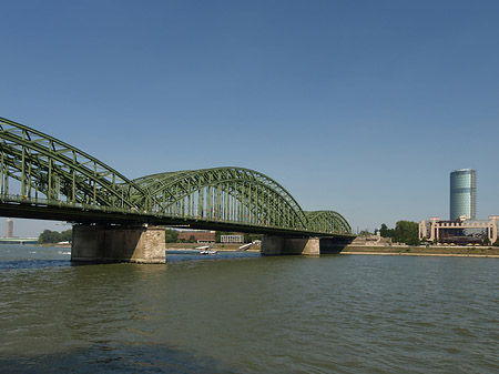 Foto Hohenzollernbrücke reicht ans Kennedyufer