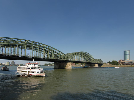 Hohenzollernbrücke reicht ans Kennedyufer Foto 