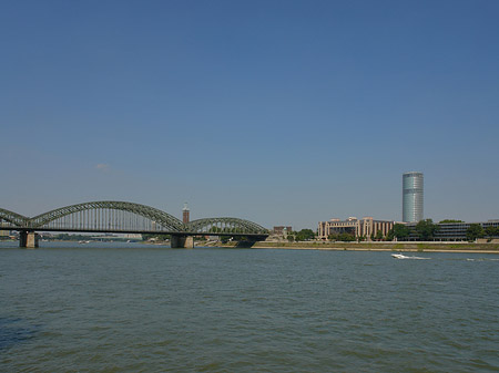 Hohenzollernbrücke reicht ans Kennedyufer Foto 