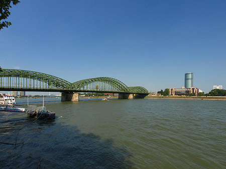 Foto Hohenzollernbrücke reicht ans Kennedyufer