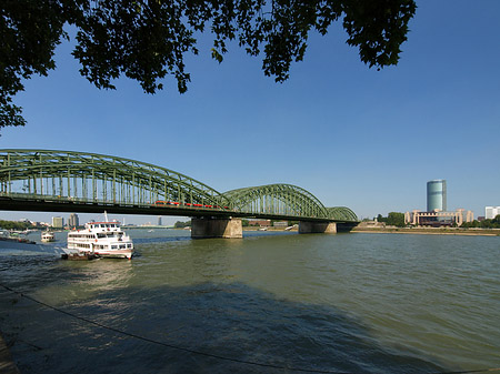 Fotos Hohenzollernbrücke reicht ans Kennedyufer