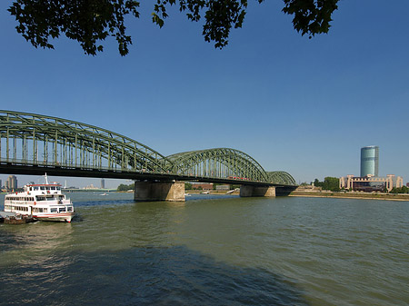 Foto Hohenzollernbrücke reicht ans Kennedyufer