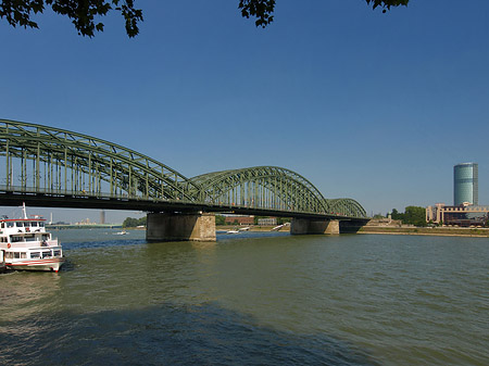 Hohenzollernbrücke reicht ans Kennedyufer Fotos