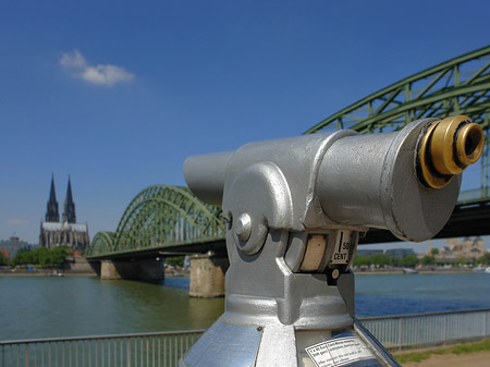 Fernrohr vor der Hohenzollernbrücke