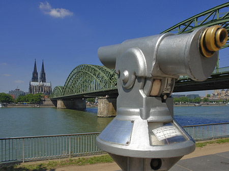 Foto Fernrohr vor der Hohenzollernbrücke