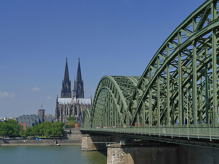 Hohenzollernbrücke am Kölner Dom Fotos