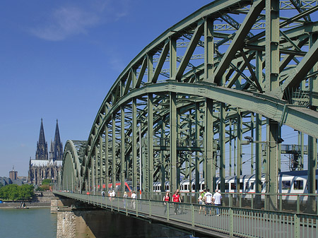 Hohenzollernbrücke beim Kölner Dom Fotos