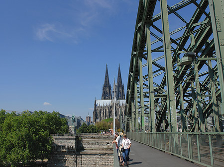 Hohenzollernbrücke beim Kölner Dom Foto 