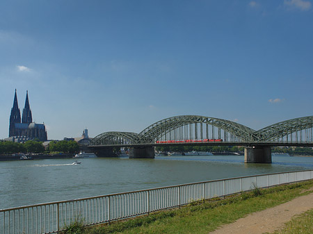 Fotos Hohenzollernbrücke neben Kölner Dom | Köln