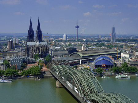 Fotos Hohenzollernbrücke und Kölner Dom aus der Ferne | Köln