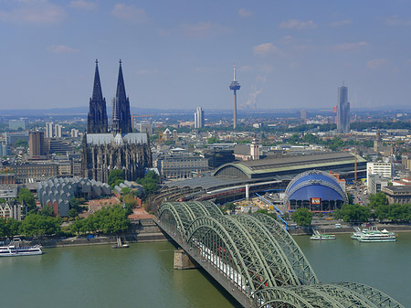 Hohenzollernbrücke und Kölner Dom aus der Ferne Fotos