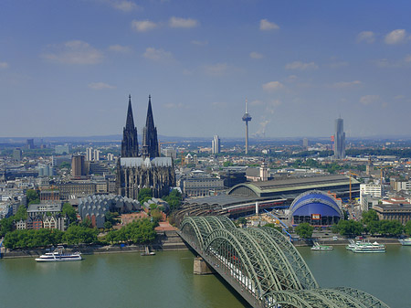 Fotos Hohenzollernbrücke und Kölner Dom aus der Ferne