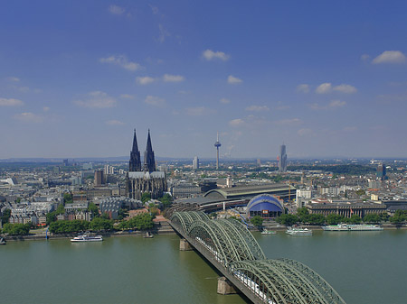 Hohenzollernbrücke und Kölner Dom aus der Ferne Foto 