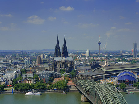 Foto Hohenzollernbrücke und Kölner Dom aus der Ferne