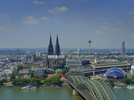 Hohenzollernbrücke und Kölner Dom aus der Ferne Foto 