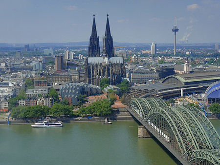 Hohenzollernbrücke und Kölner Dom aus der Ferne