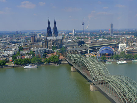 Hohenzollernbrücke und Kölner Dom aus der Ferne Foto 