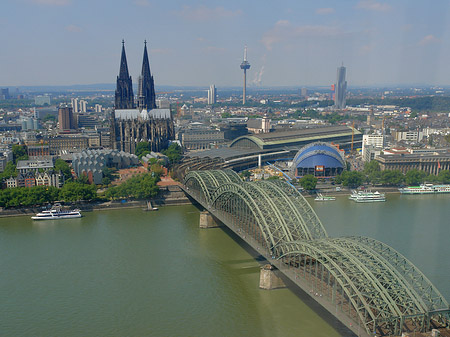 Foto Hohenzollernbrücke und Kölner Dom aus der Ferne