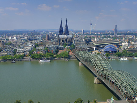 Hohenzollernbrücke und Kölner Dom aus der Ferne