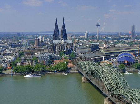 Hohenzollernbrücke und Kölner Dom aus der Ferne Fotos