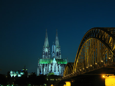 Foto Kölner Dom hinter der Hohenzollernbrücke - Köln