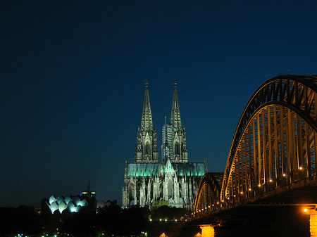 Fotos Kölner Dom hinter der Hohenzollernbrücke