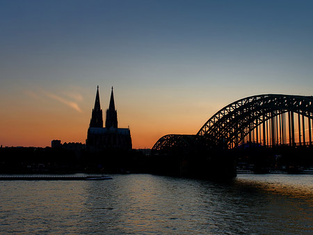 Foto Kölner Dom hinter der Hohenzollernbrücke