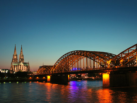 Fotos Kölner Dom hinter der Hohenzollernbrücke