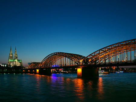 Kölner Dom hinter der Hohenzollernbrücke