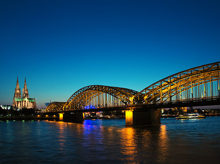 Kölner Dom hinter der Hohenzollernbrücke Foto 