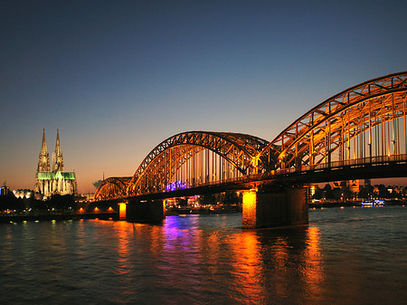 Kölner Dom hinter der Hohenzollernbrücke Foto 