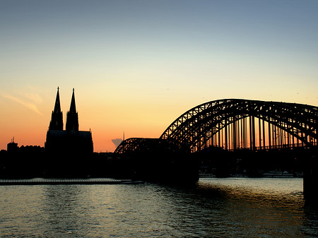 Kölner Dom hinter der Hohenzollernbrücke