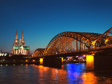 Foto Kölner Dom hinter der Hohenzollernbrücke