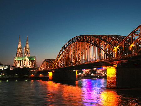 Foto Kölner Dom hinter der Hohenzollernbrücke - Köln