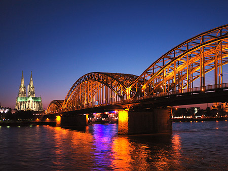 Foto Kölner Dom hinter der Hohenzollernbrücke