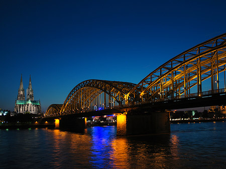 Fotos Kölner Dom hinter der Hohenzollernbrücke | Köln