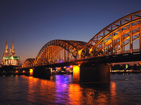 Kölner Dom hinter der Hohenzollernbrücke Fotos