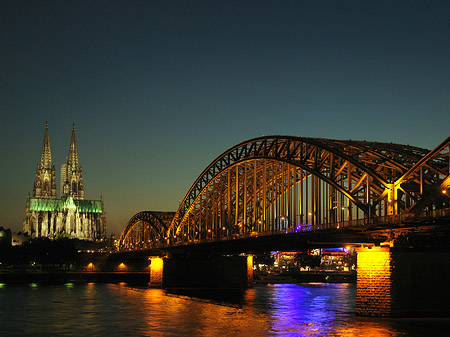 Kölner Dom hinter der Hohenzollernbrücke Fotos