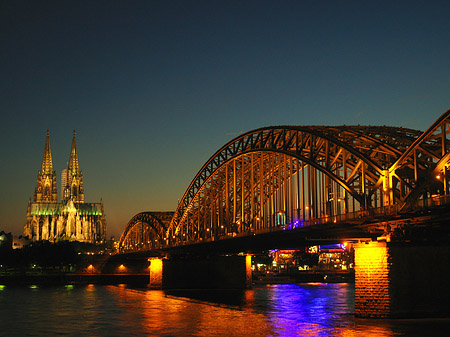 Foto Kölner Dom hinter der Hohenzollernbrücke - Köln