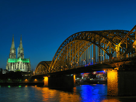 Fotos Kölner Dom hinter der Hohenzollernbrücke