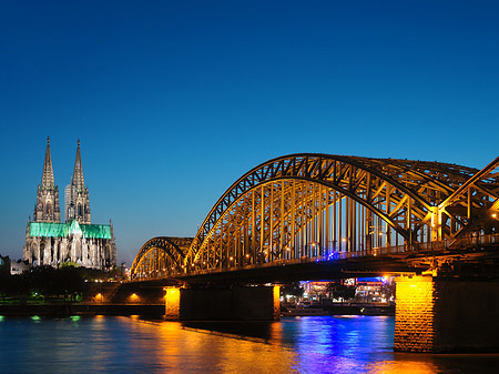 Foto Kölner Dom hinter der Hohenzollernbrücke