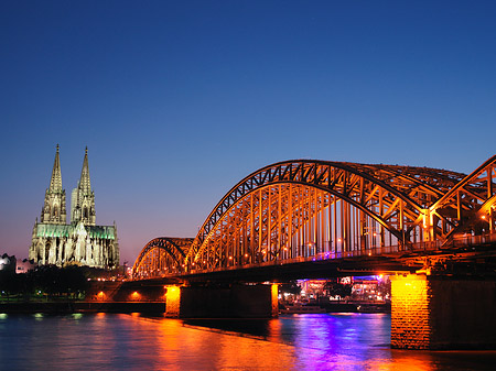 Foto Kölner Dom hinter der Hohenzollernbrücke