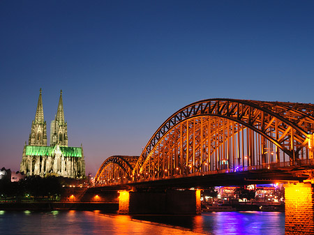 Fotos Kölner Dom hinter der Hohenzollernbrücke