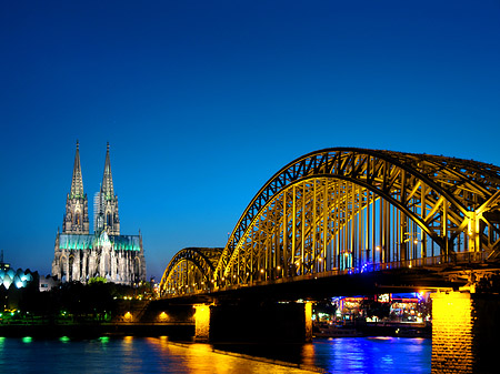 Foto Kölner Dom hinter der Hohenzollernbrücke