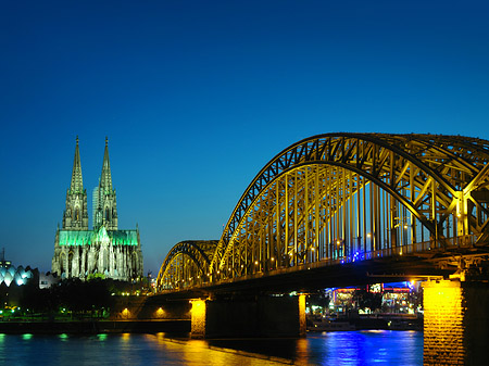 Fotos Kölner Dom hinter der Hohenzollernbrücke | Köln