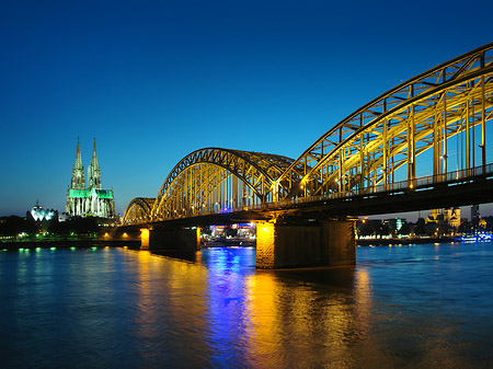 Foto Kölner Dom hinter der Hohenzollernbrücke - Köln