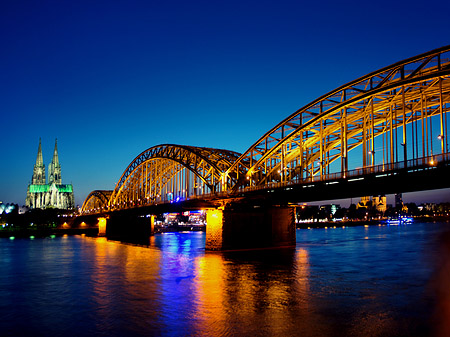 Kölner Dom hinter der Hohenzollernbrücke Foto 