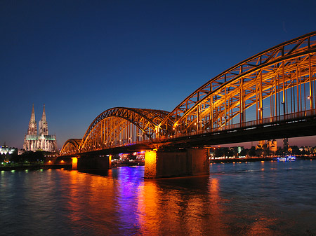 Kölner Dom hinter der Hohenzollernbrücke Foto 