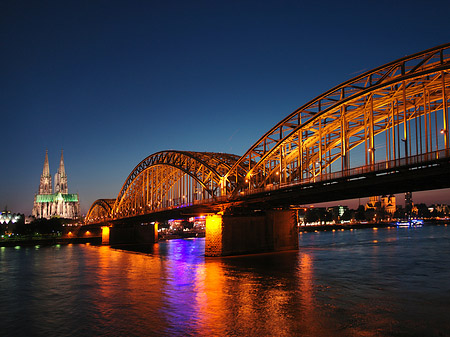 Fotos Kölner Dom hinter der Hohenzollernbrücke