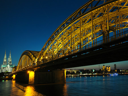 Kölner Dom hinter der Hohenzollernbrücke Fotos